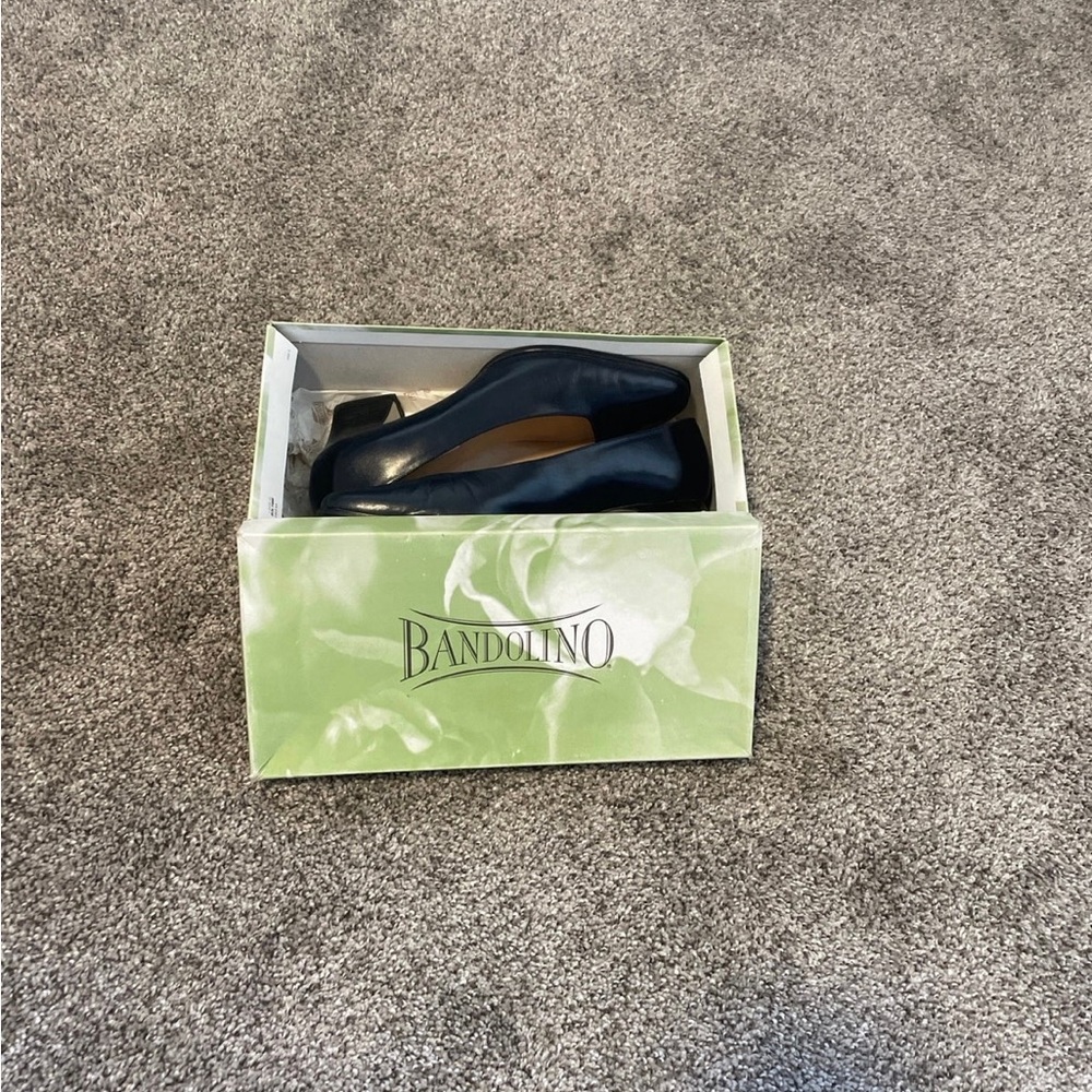 Bandolino Navy Heels, Size 8.